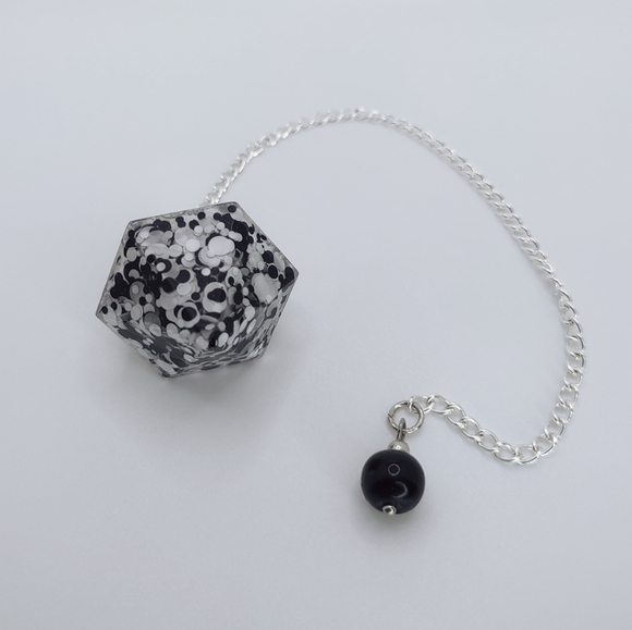 Classic Black and white dotted clear top handcrafted dowsing pendulum - Picture 4 of 11